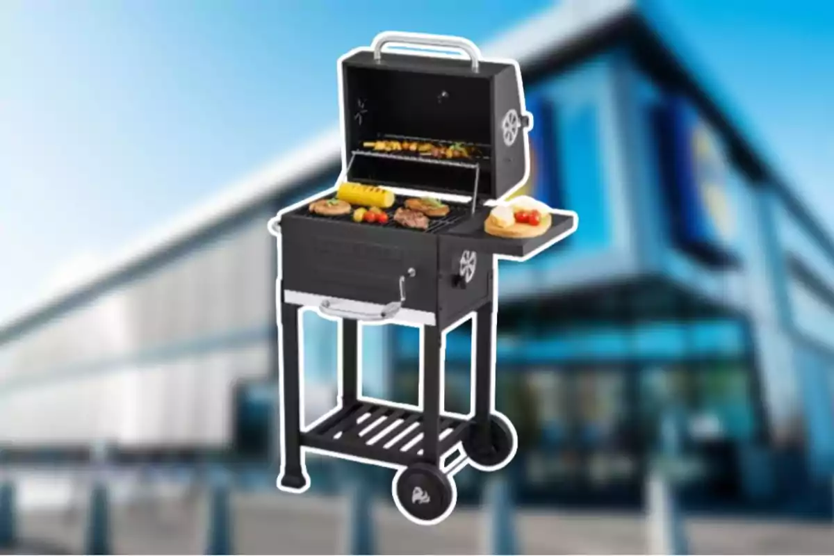 Parrilla de carbón portátil con alimentos cocinándose en un entorno urbano. Parrilla de carbón portátil con alimentos cocinándose en un entorno urbano.
