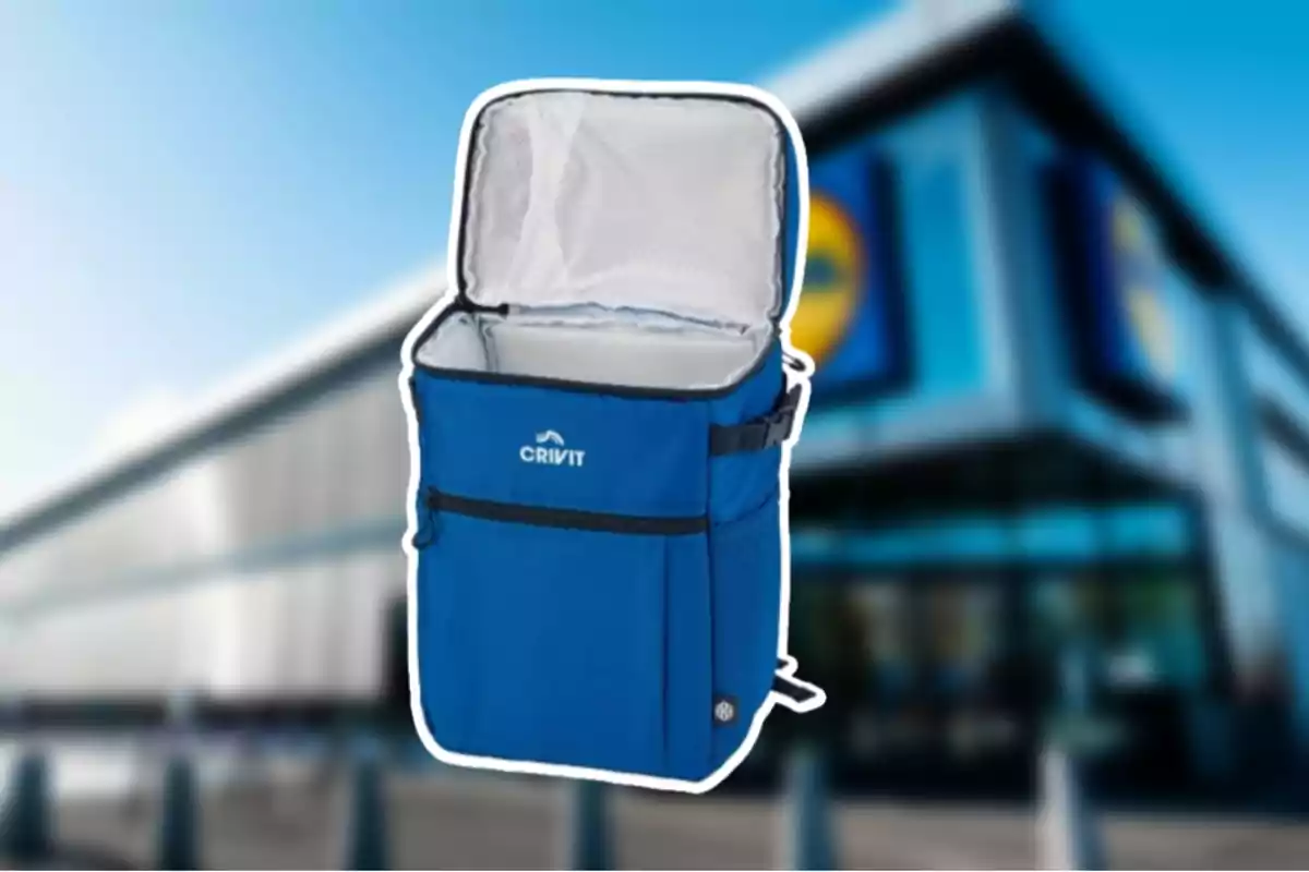 Bolsa térmica azul de la marca Crivit con el fondo de una tienda desenfocada Bolsa térmica azul de la marca Crivit con el fondo de una tienda desenfocada