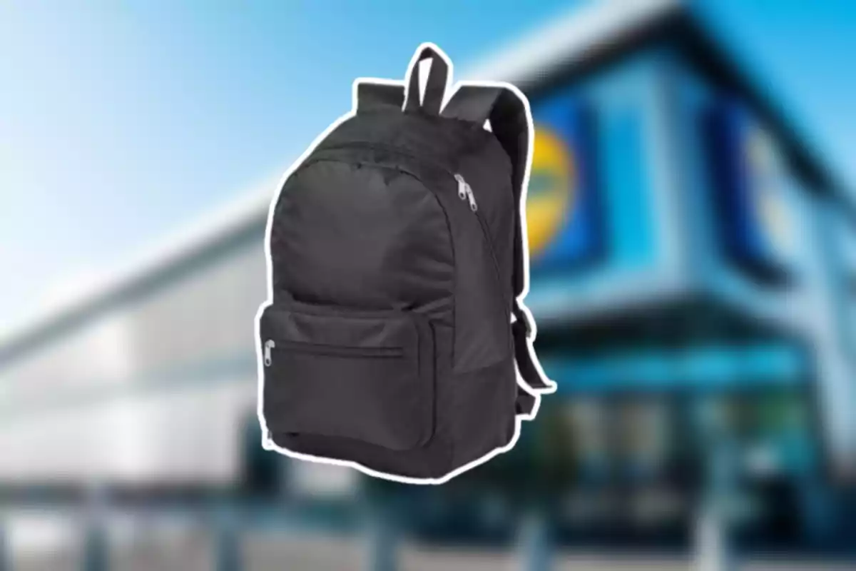 Mochila negra sobre un fondo desenfocado de una tienda Mochila negra sobre un fondo desenfocado de una tienda