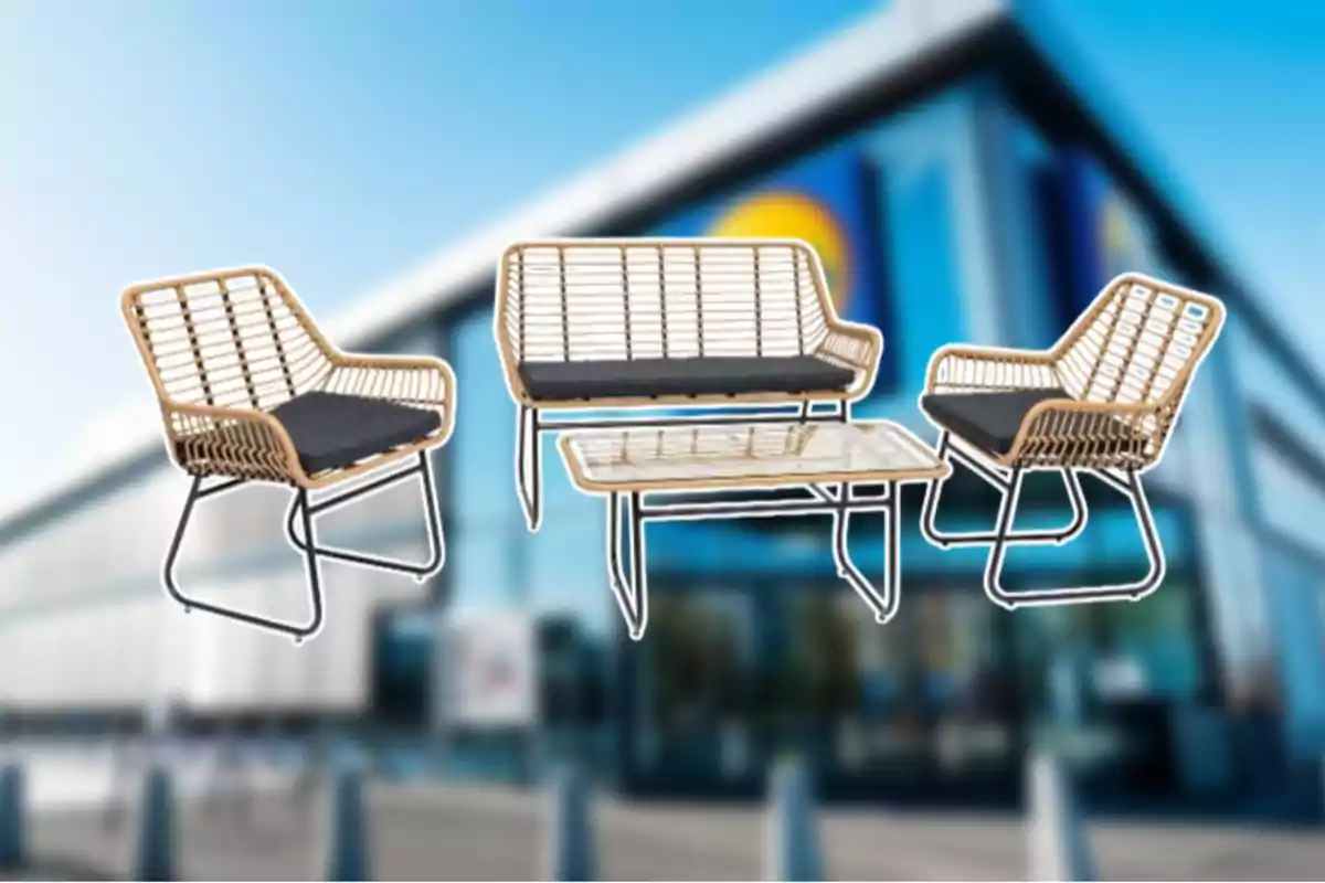 Conjunto de muebles de exterior de mimbre con cojines oscuros frente a un edificio moderno. Conjunto de muebles de exterior de mimbre con cojines oscuros frente a un edificio moderno.