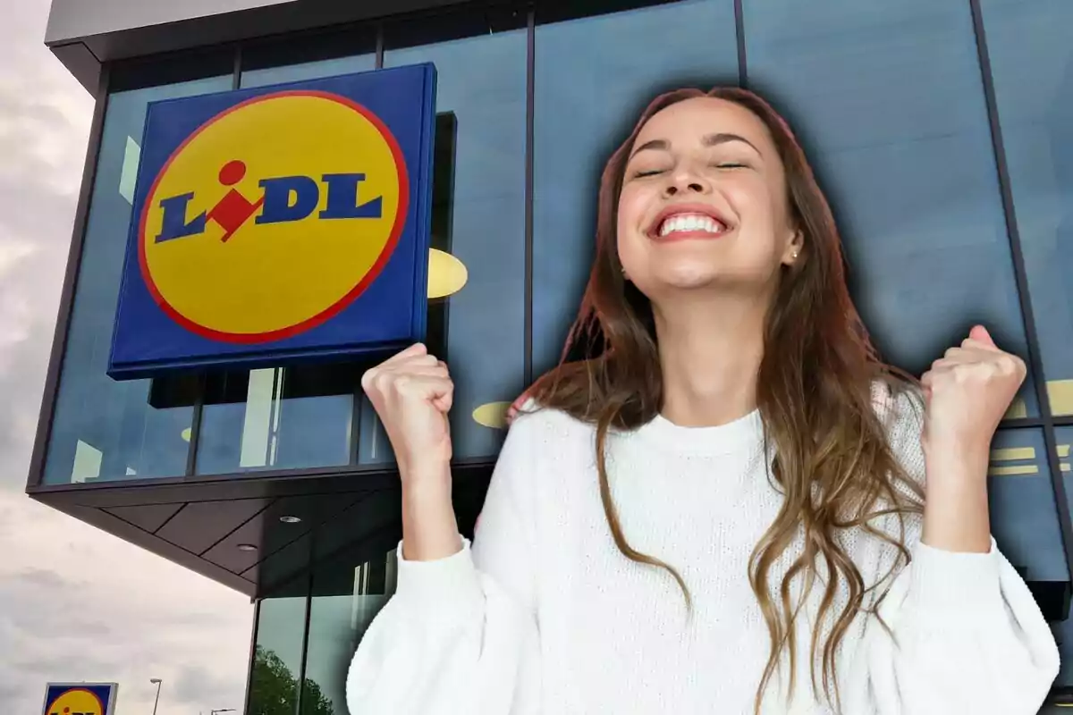 Una persona sonriente con los puños levantados frente a un edificio con el logo de Lidl.