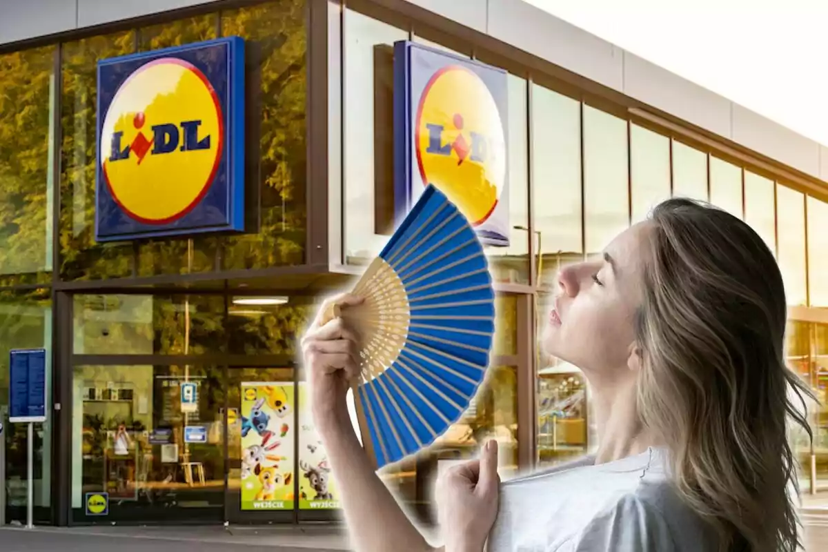 Una mujer se abanica frente a una tienda Lidl.