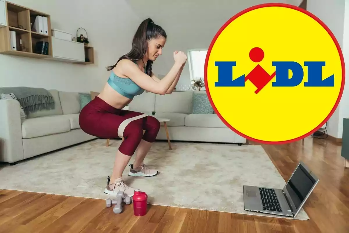 Mujer haciendo ejercicio en casa con una banda de resistencia, pesas y una botella de agua en el suelo, mientras sigue una rutina en su computadora portátil, con el logotipo de Lidl superpuesto en la imagen.