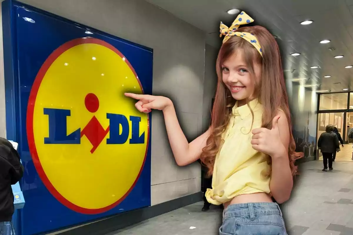 Una niña sonriente con una blusa amarilla y un lazo en el cabello señala con el dedo pulgar hacia arriba el logotipo de Lidl en una tienda.