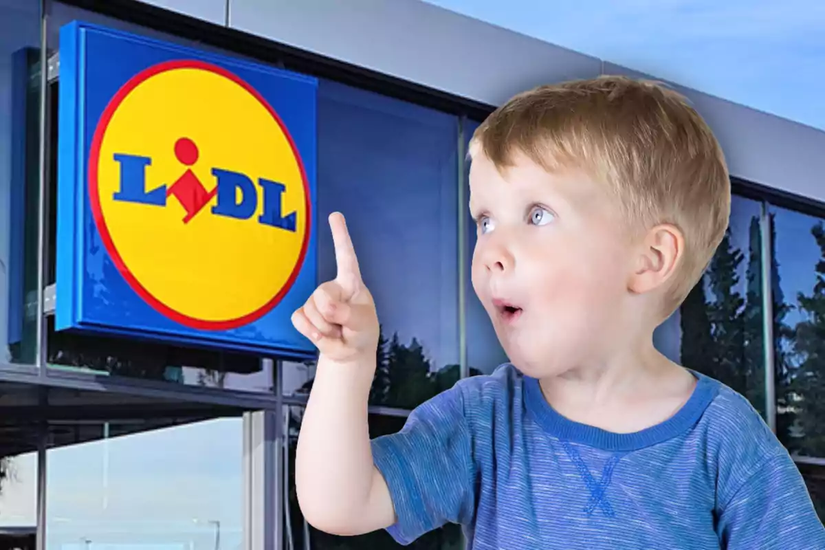 Un niño pequeño con expresión de sorpresa señala hacia el logotipo de una tienda.