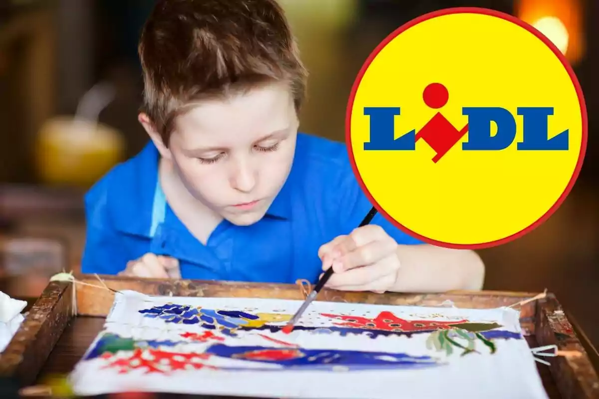 Un niño pintando con un pincel en una tela, con el logotipo de Lidl en la esquina superior derecha.