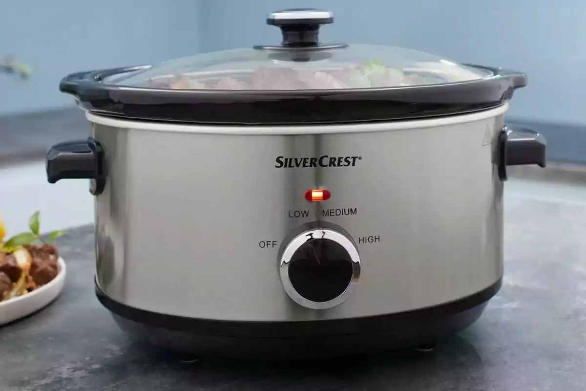 Olla de cocción lenta SilverCrest en una cocina. Olla de cocción lenta SilverCrest en una cocina.