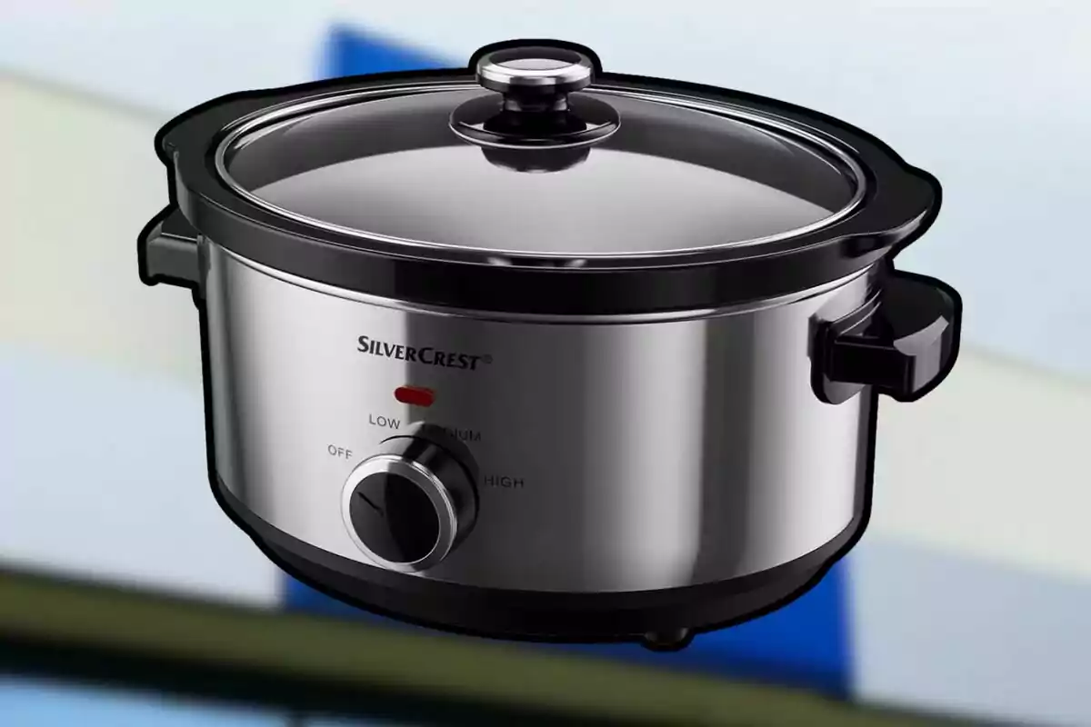 Una olla de cocción lenta de la marca SilverCrest con un dial de control de temperatura y una tapa de vidrio. Una olla de cocción lenta de la marca SilverCrest con un dial de control de temperatura y una tapa de vidrio.