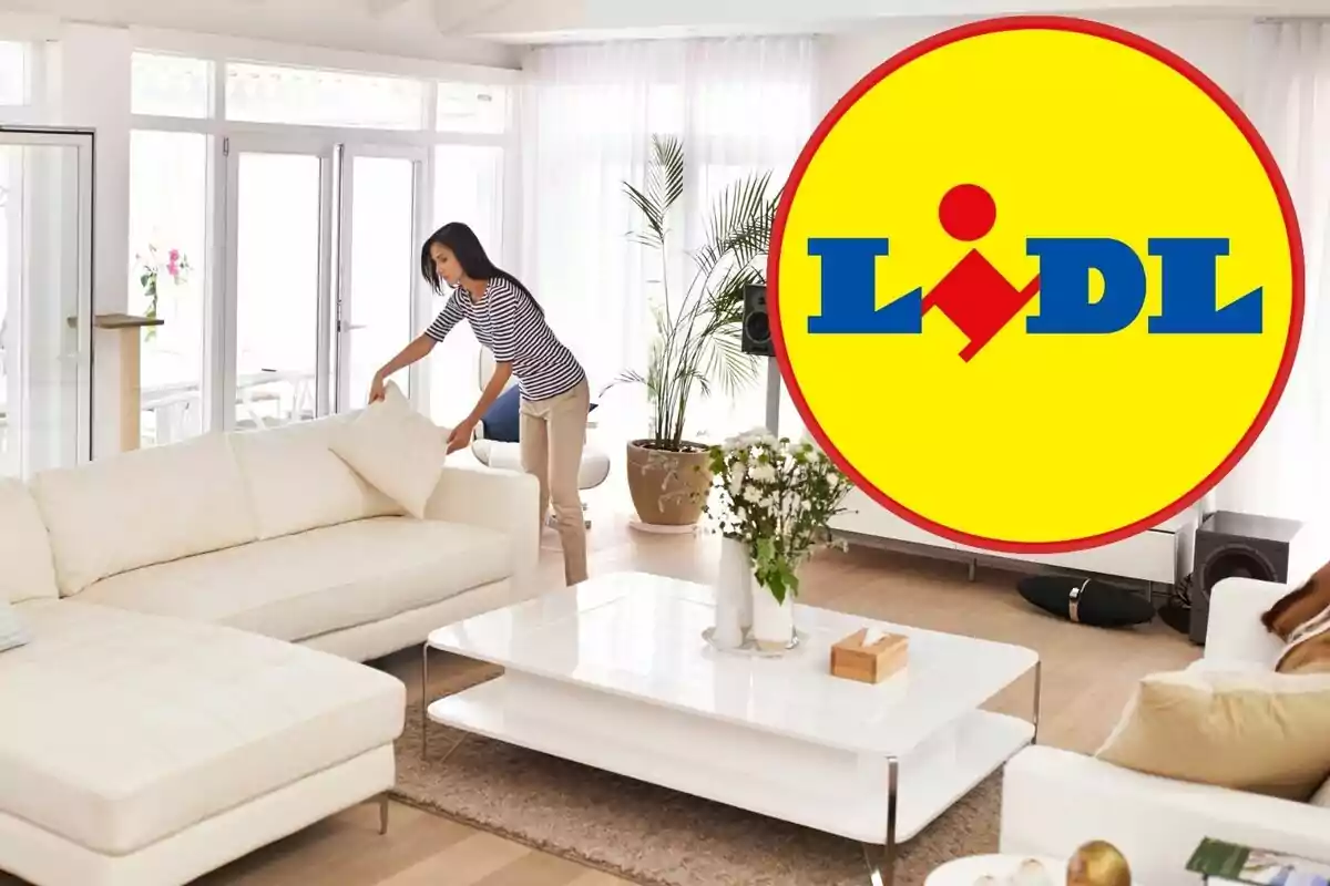 Una mujer arreglando cojines en un sofá blanco en una sala de estar moderna y luminosa, con el logotipo de Lidl superpuesto en la imagen.