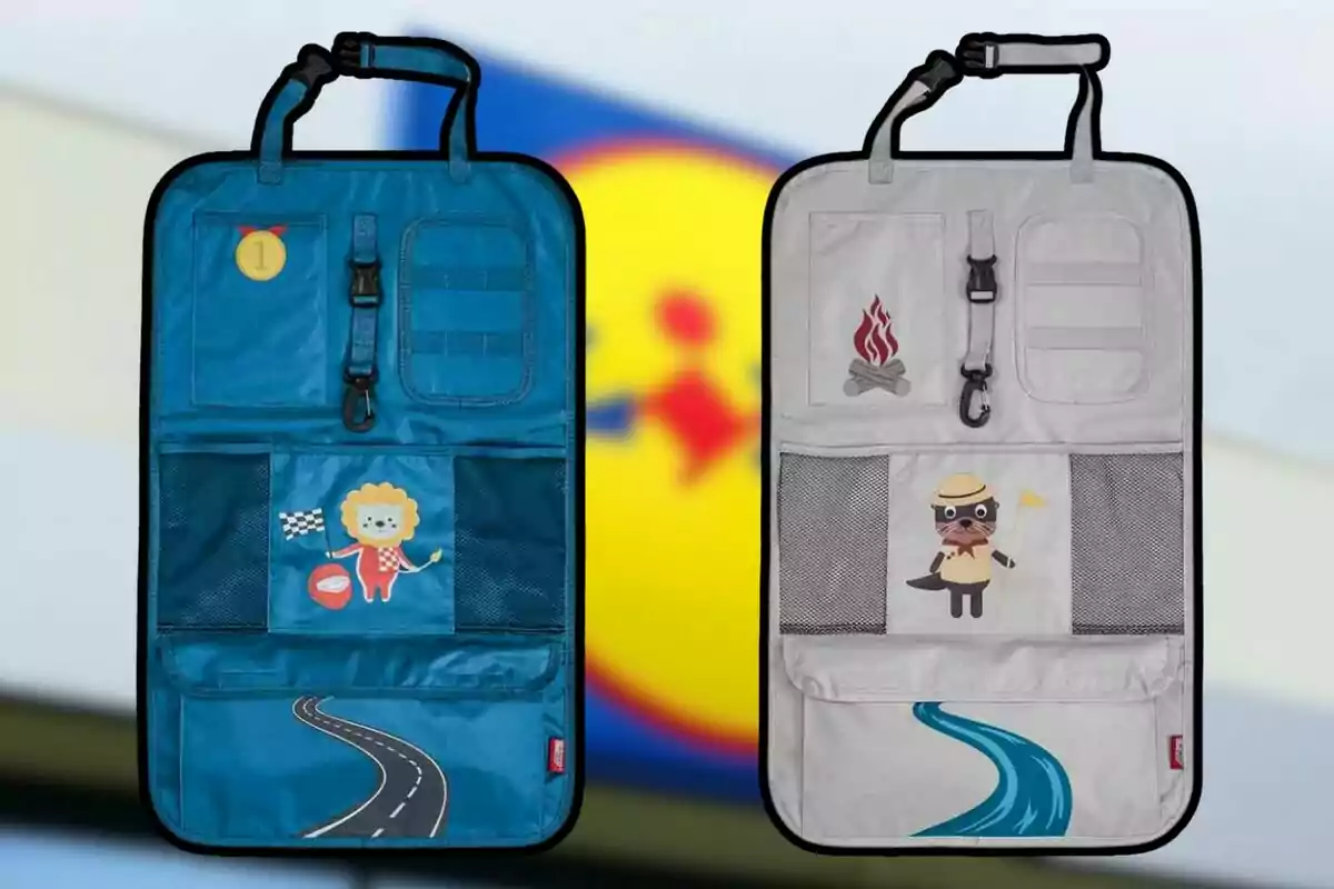 Dos organizadores de asiento de coche, uno azul con un diseño de león y otro gris con un diseño de mapache, ambos con múltiples bolsillos y compartimentos. Dos organizadores de asiento de coche, uno azul con un diseño de león y otro gris con un diseño de mapache, ambos con múltiples bolsillos y compartimentos.