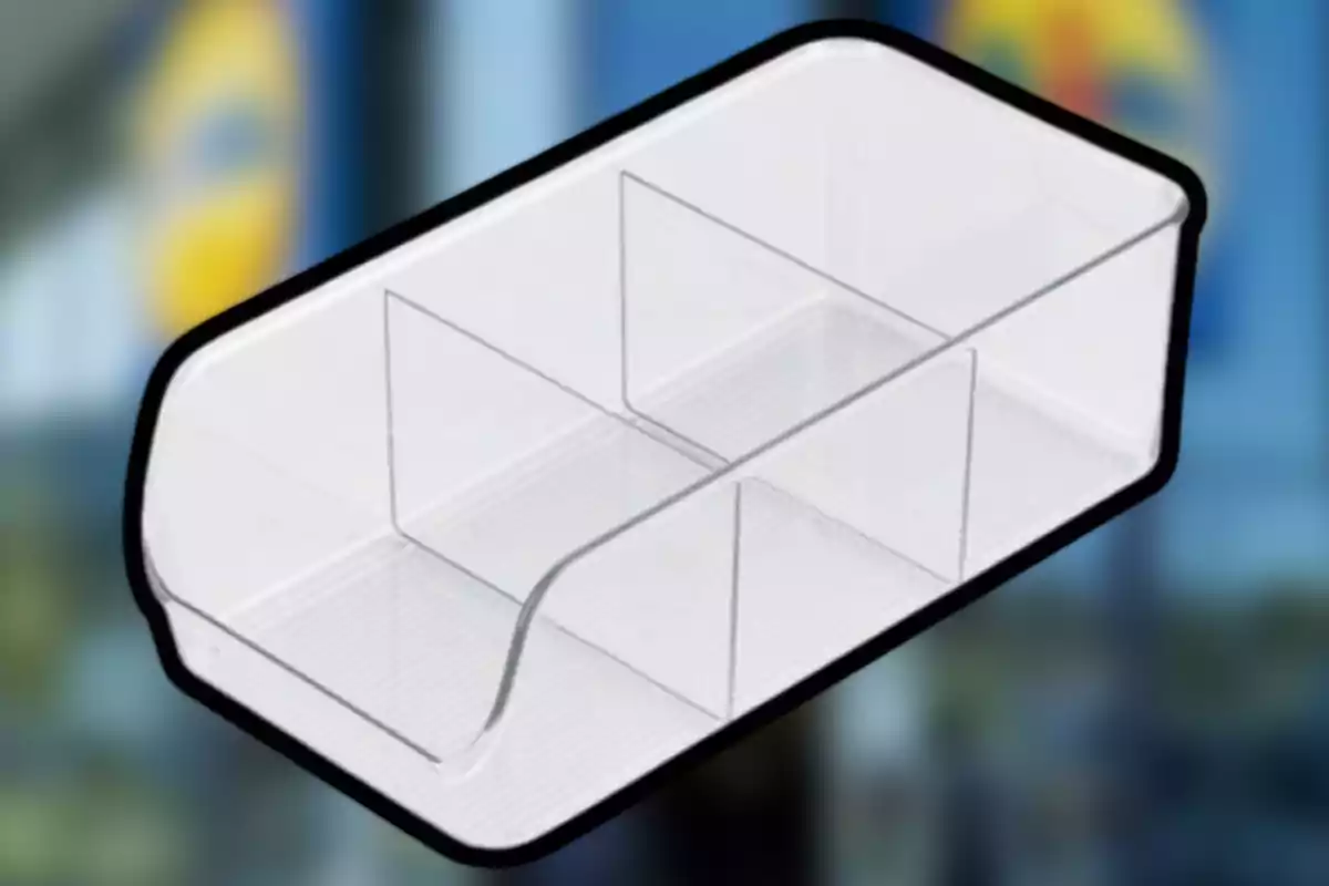 Un contenedor de plástico transparente con divisiones internas sobre un fondo desenfocado. Un contenedor de plástico transparente con divisiones internas sobre un fondo desenfocado.
