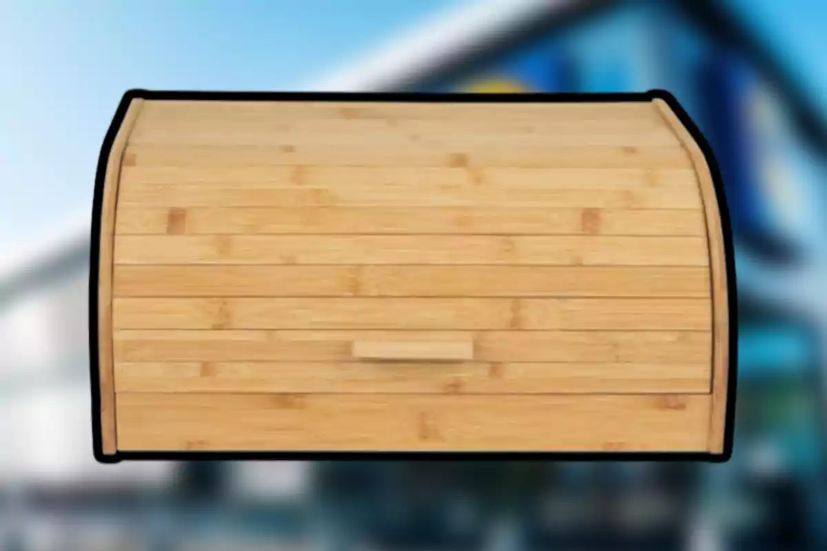 Caja de madera con tapa curva y fondo desenfocado Caja de madera con tapa curva y fondo desenfocado