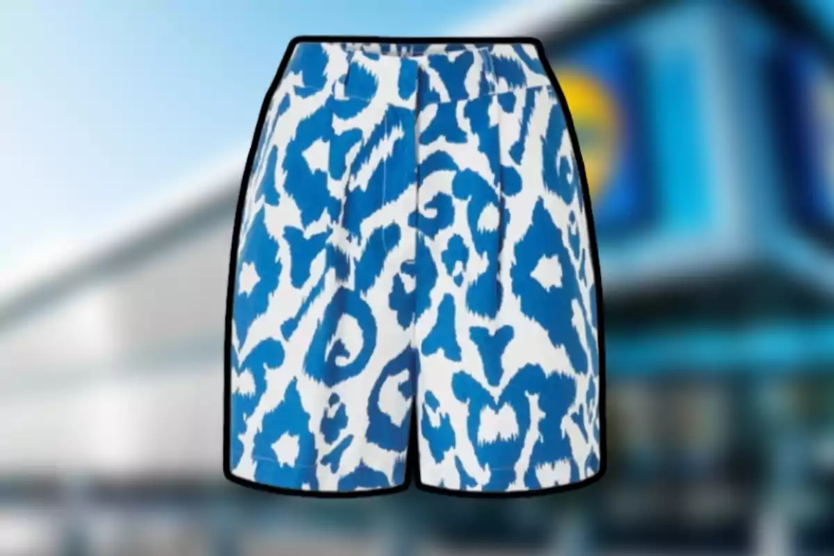 Shorts con estampado azul y blanco de diseño abstracto sobre un fondo desenfocado de edificio. Shorts con estampado azul y blanco de diseño abstracto sobre un fondo desenfocado de edificio.