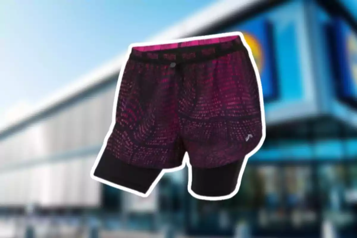 Un par de pantalones cortos deportivos con diseño en tonos morados y negros sobre un fondo desenfocado de un edificio moderno. Un par de pantalones cortos deportivos con diseño en tonos morados y negros sobre un fondo desenfocado de un edificio moderno.