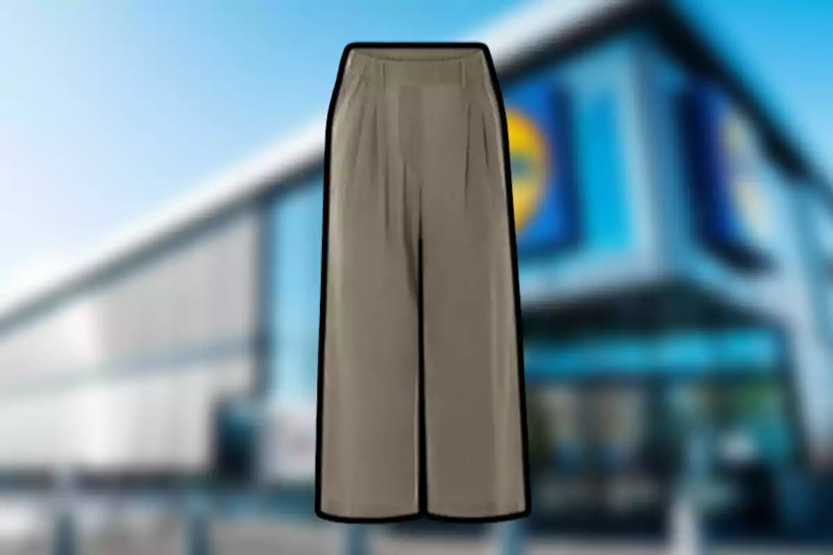 Pantalón ancho de color beige con fondo de tienda desenfocado Pantalón ancho de color beige con fondo de tienda desenfocado