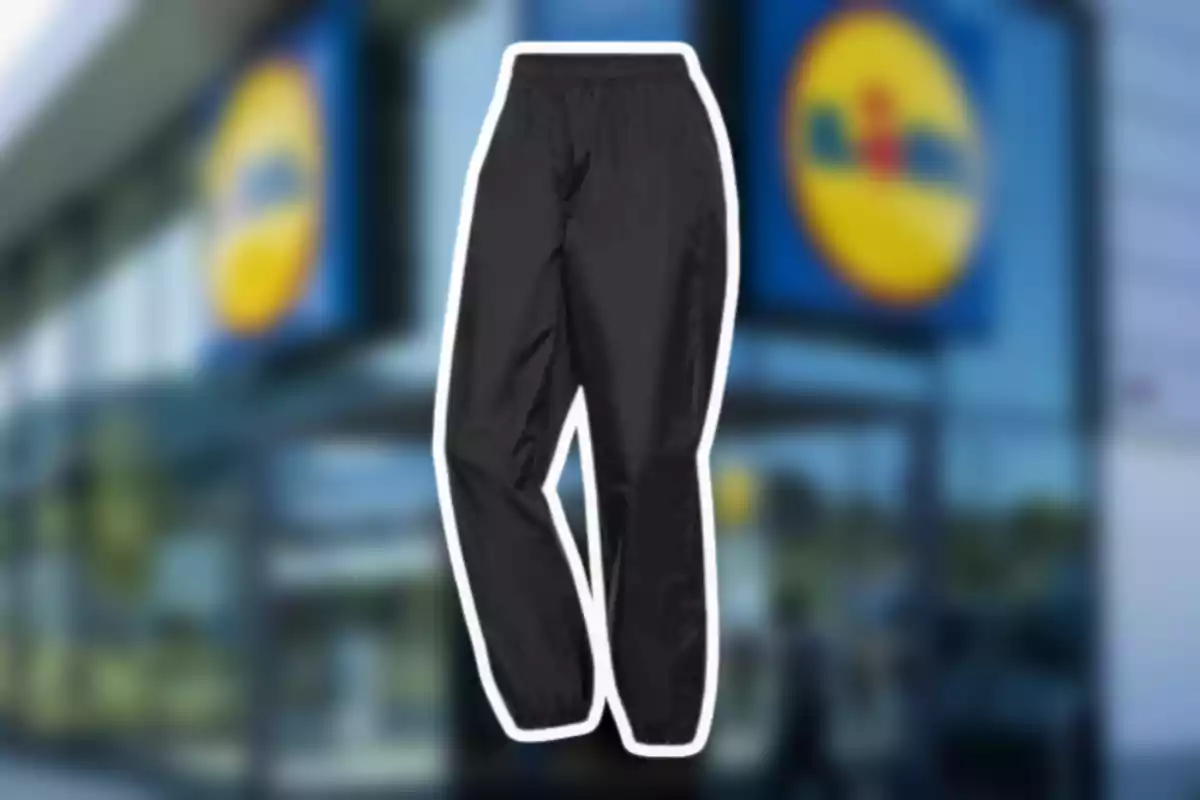 Un pantalón negro sobre un fondo borroso de una tienda. Un pantalón negro sobre un fondo borroso de una tienda.