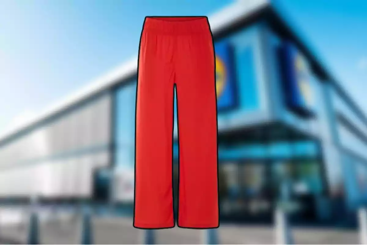 Pantalones rojos con fondo de edificio moderno desenfocado. Pantalones rojos con fondo de edificio moderno desenfocado.