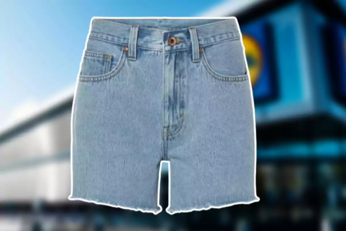 Shorts de mezclilla azul claro con fondo de tienda desenfocado Shorts de mezclilla azul claro con fondo de tienda desenfocado