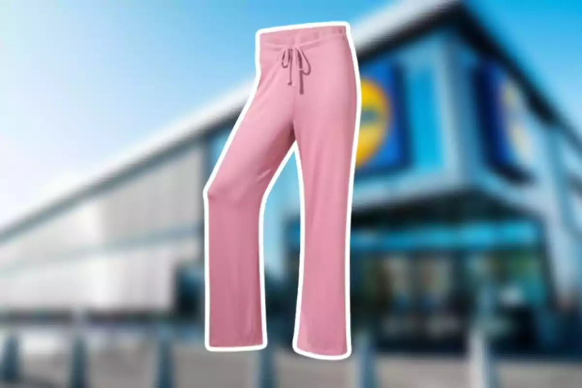 Pantalones rosados con cordón sobre un fondo de edificio borroso. Pantalones rosados con cordón sobre un fondo de edificio borroso.