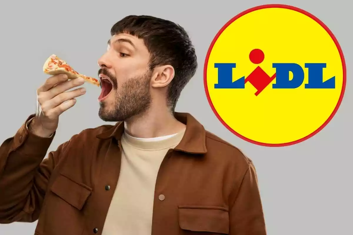 Hombre comiendo una rebanada de pizza con el logo de Lidl al fondo.