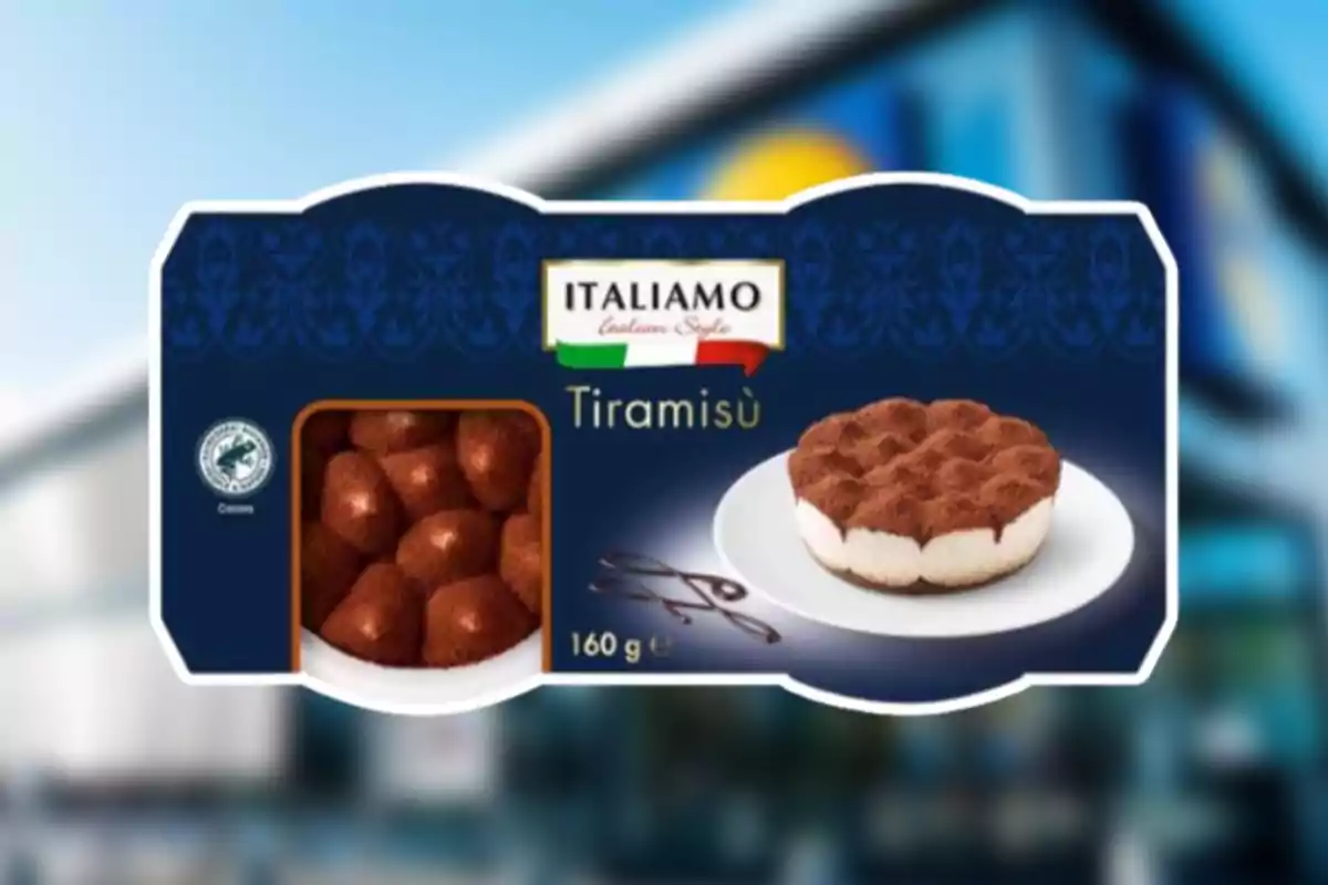 Envase de tiramisú de la marca Italiamo con diseño elegante y fondo azul mostrando el postre en un plato blanco. Envase de tiramisú de la marca Italiamo con diseño elegante y fondo azul mostrando el postre en un plato blanco.