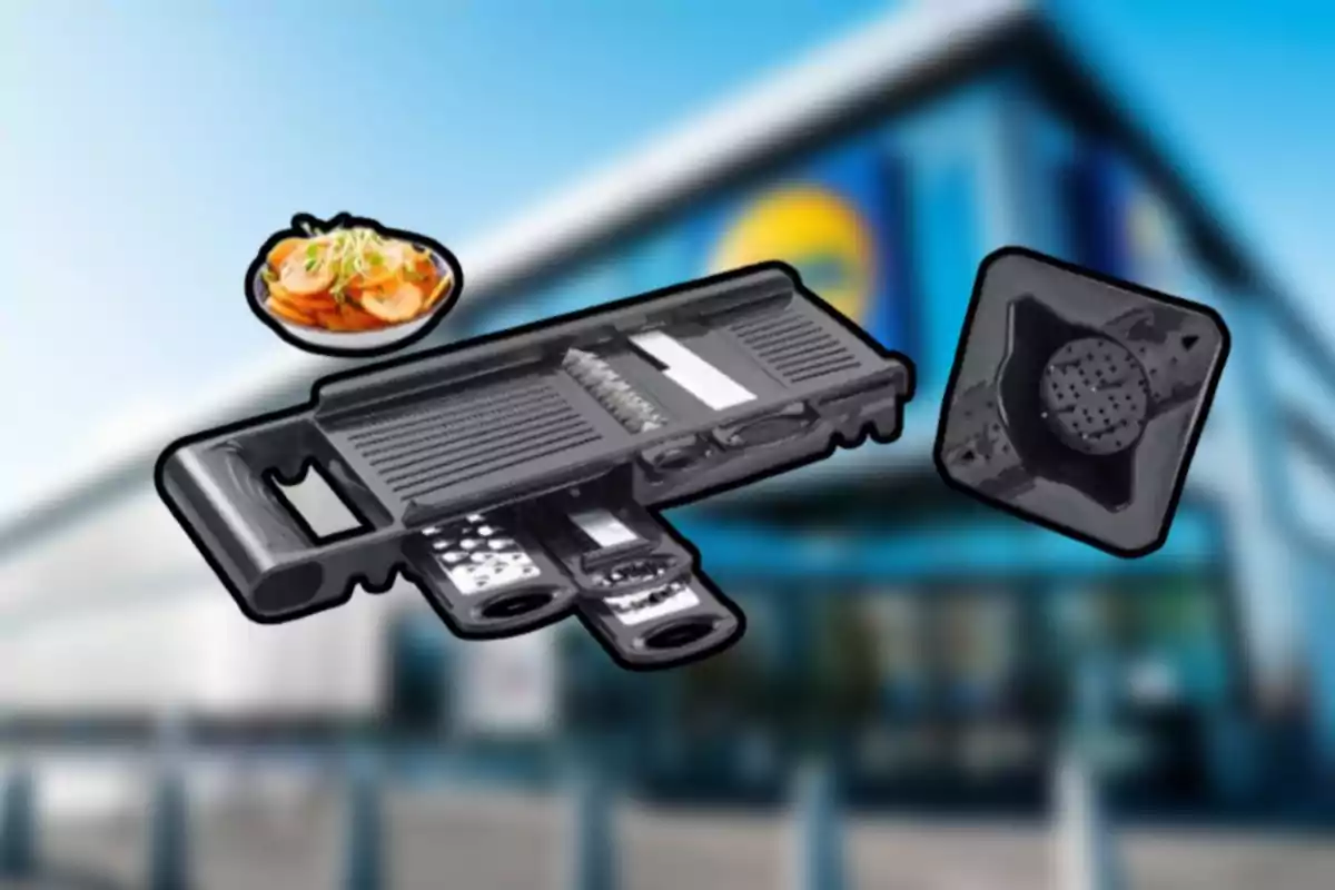Un rallador multifuncional con varios accesorios y un plato de comida al fondo de un edificio borroso. Un rallador multifuncional con varios accesorios y un plato de comida al fondo de un edificio borroso.