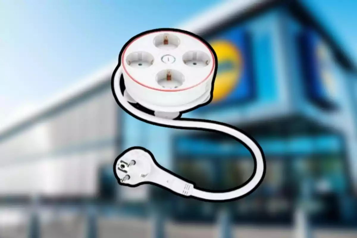 Regleta eléctrica blanca de cuatro enchufes con cable sobre un fondo desenfocado de una tienda Regleta eléctrica blanca de cuatro enchufes con cable sobre un fondo desenfocado de una tienda
