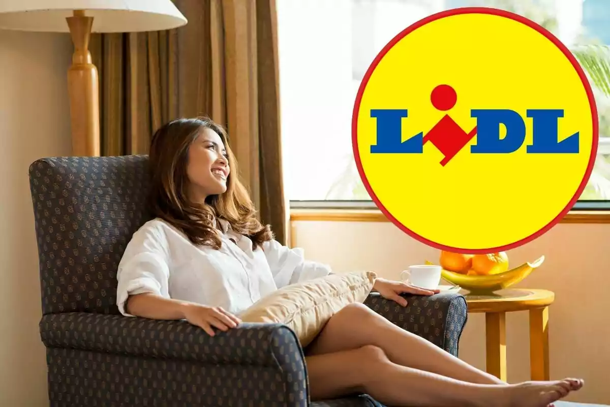 Una mujer sonriente se relaja en un sillón con una taza de café y un tazón de frutas en una mesa cercana, junto al logotipo de Lidl.