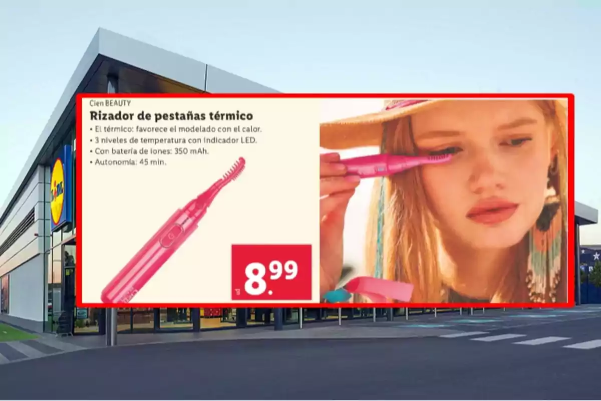 Publicidad de un rizador de pestañas térmico color rosa con una mujer usándolo y el precio de 8.99 euros frente a una tienda Lidl Publicidad de un rizador de pestañas térmico color rosa con una mujer usándolo y el precio de 8.99 euros frente a una tienda Lidl