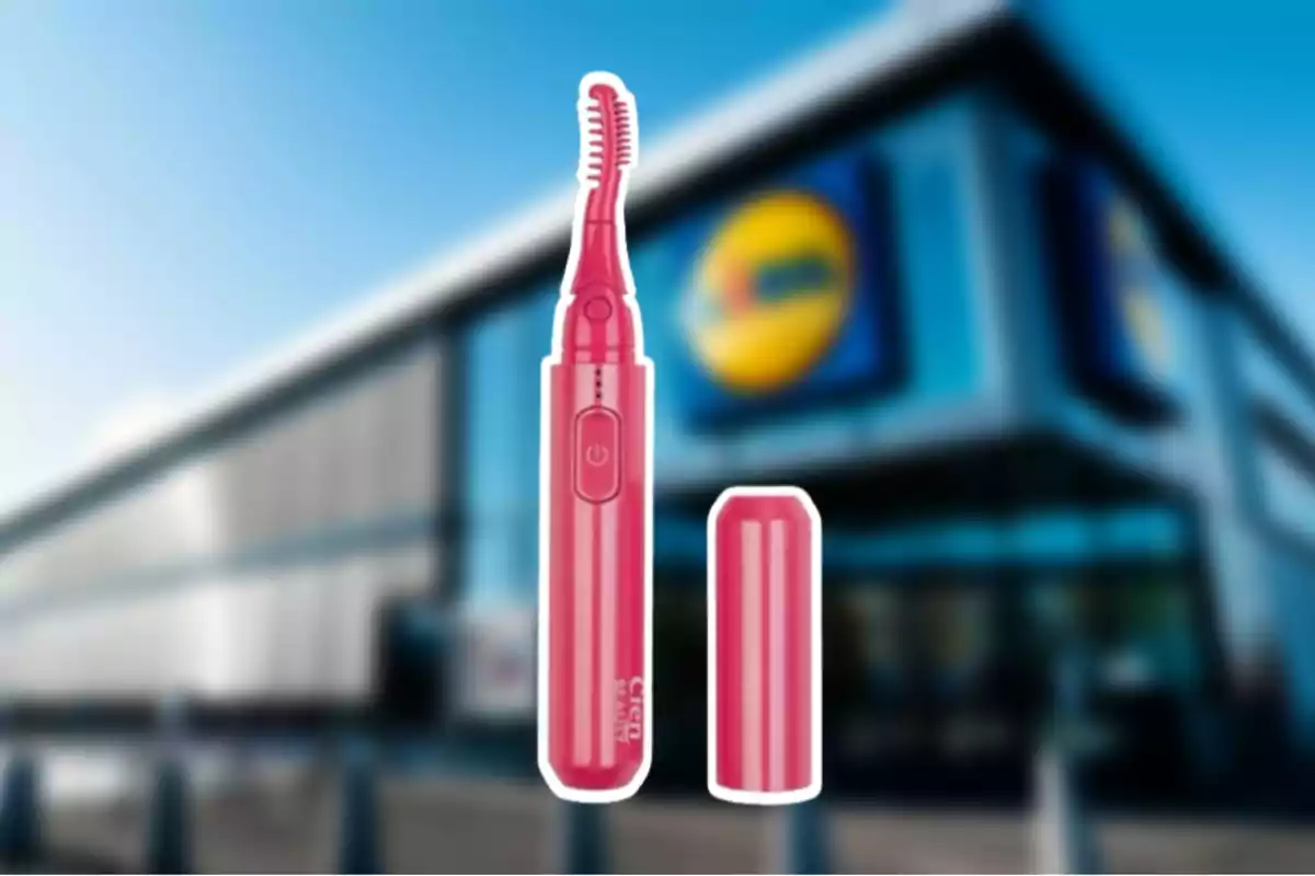 Cepillo eléctrico rosa para pestañas con tapa frente a una tienda con el logo de Lidl desenfocado de fondo Cepillo eléctrico rosa para pestañas con tapa frente a una tienda con el logo de Lidl desenfocado de fondo