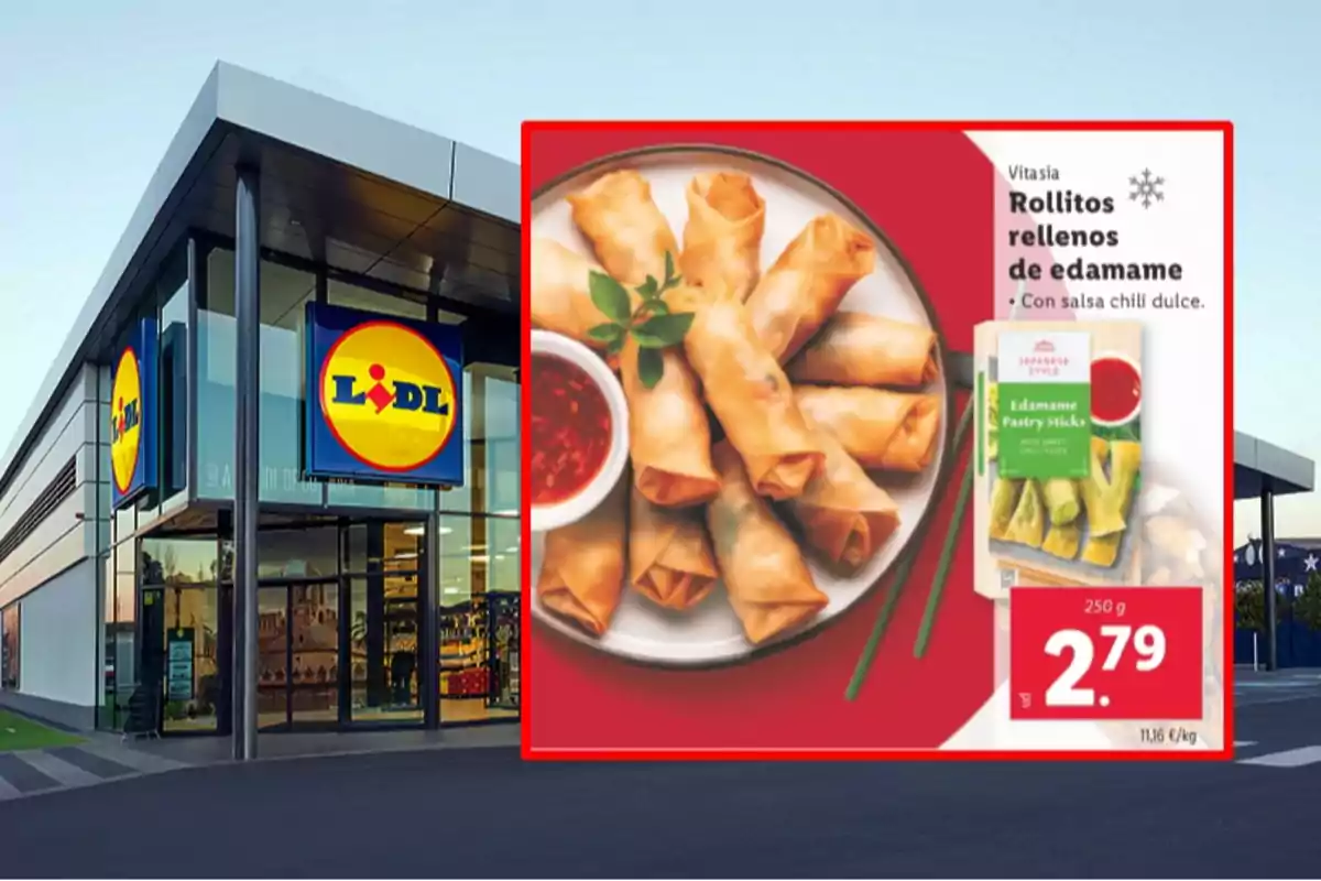 Imagen de la fachada de una tienda Lidl junto a un anuncio de rollitos rellenos de edamame con salsa chili dulce, mostrando el precio y el empaque del producto. Imagen de la fachada de una tienda Lidl junto a un anuncio de rollitos rellenos de edamame con salsa chili dulce, mostrando el precio y el empaque del producto.