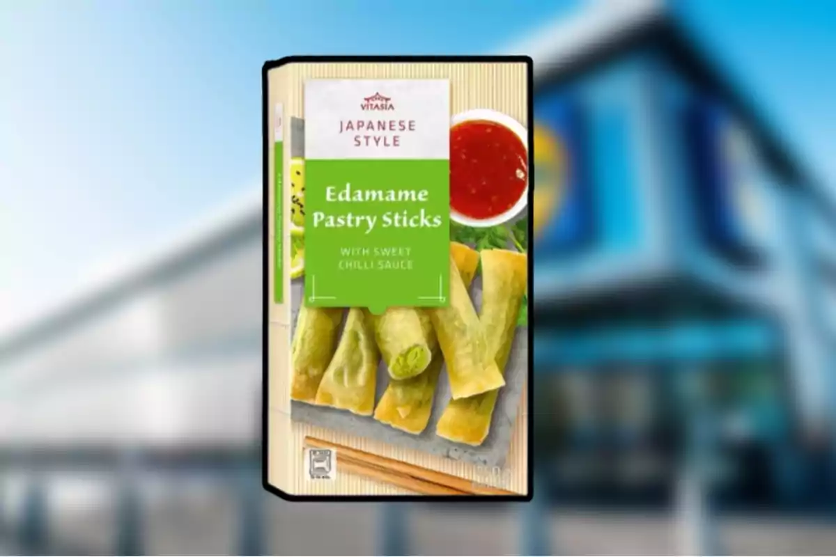 Caja de palitos de hojaldre de edamame estilo japonés con salsa de chile dulce. Caja de palitos de hojaldre de edamame estilo japonés con salsa de chile dulce.