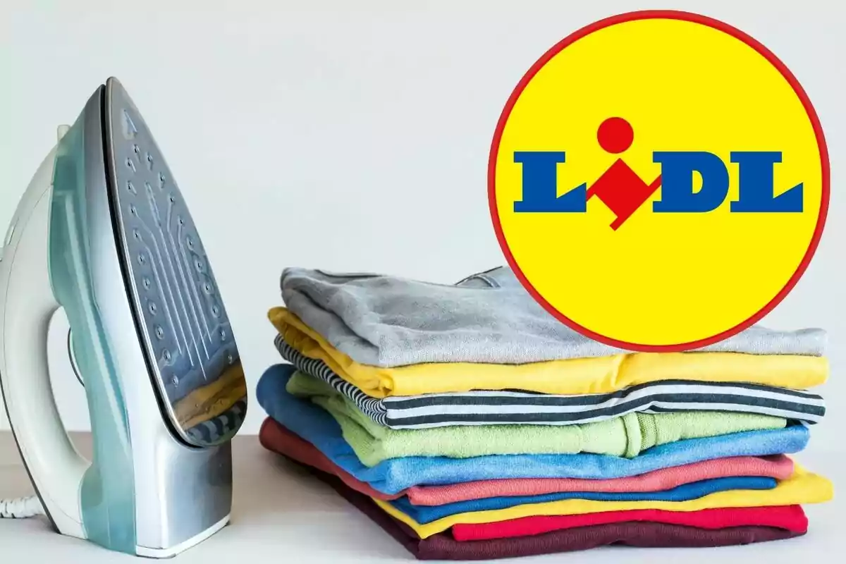 Una plancha junto a una pila de ropa doblada de varios colores y el logotipo de Lidl.