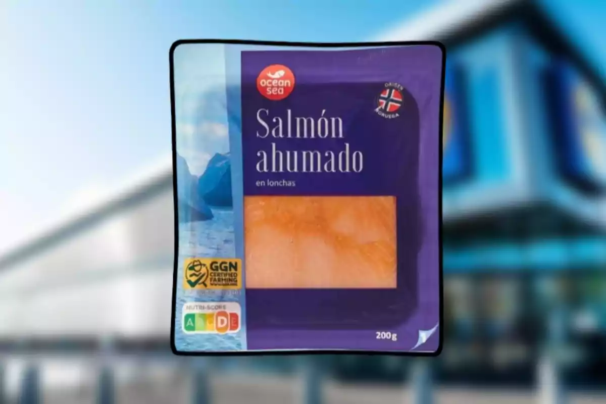 Paquete de salmón ahumado en lonchas de la marca Ocean Sea con fondo desenfocado de un supermercado Paquete de salmón ahumado en lonchas de la marca Ocean Sea con fondo desenfocado de un supermercado