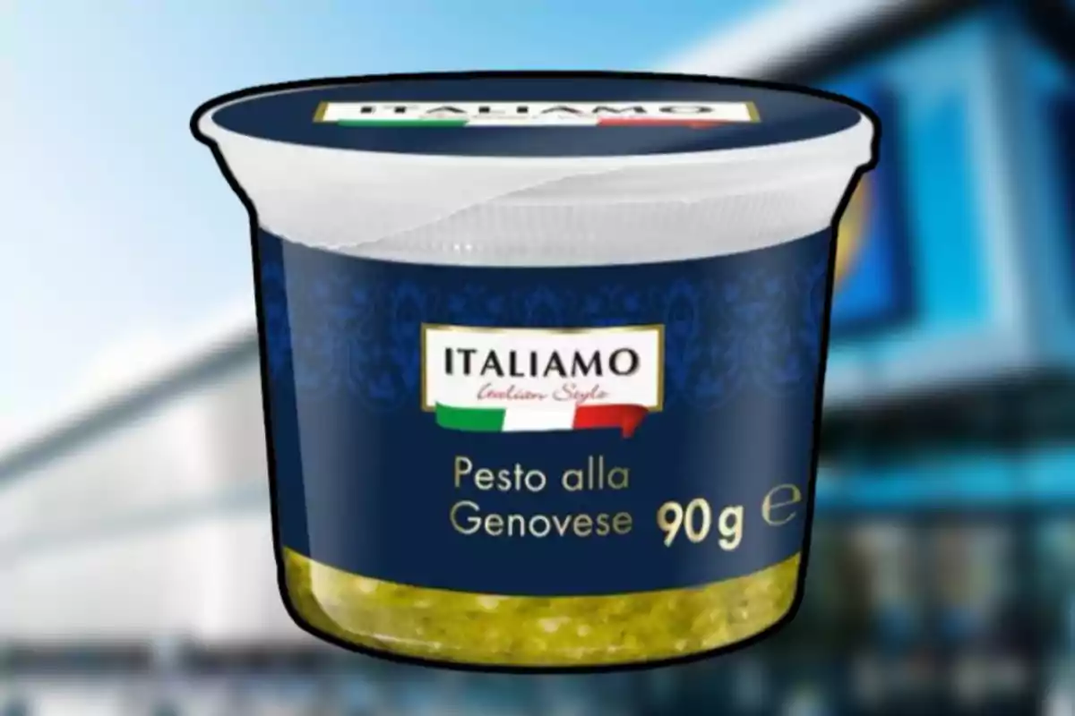 Un envase de pesto alla genovese de la marca Italiamo con un diseño azul y detalles en dorado, que contiene 90 gramos de producto. Un envase de pesto alla genovese de la marca Italiamo con un diseño azul y detalles en dorado, que contiene 90 gramos de producto.
