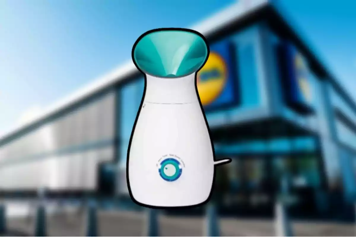 Un vaporizador facial blanco con detalles en azul frente a un edificio moderno. Un vaporizador facial blanco con detalles en azul frente a un edificio moderno.