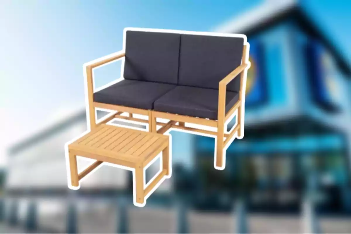 Un sofá de madera con cojines oscuros y una mesa pequeña frente a un fondo desenfocado. Un sofá de madera con cojines oscuros y una mesa pequeña frente a un fondo desenfocado.