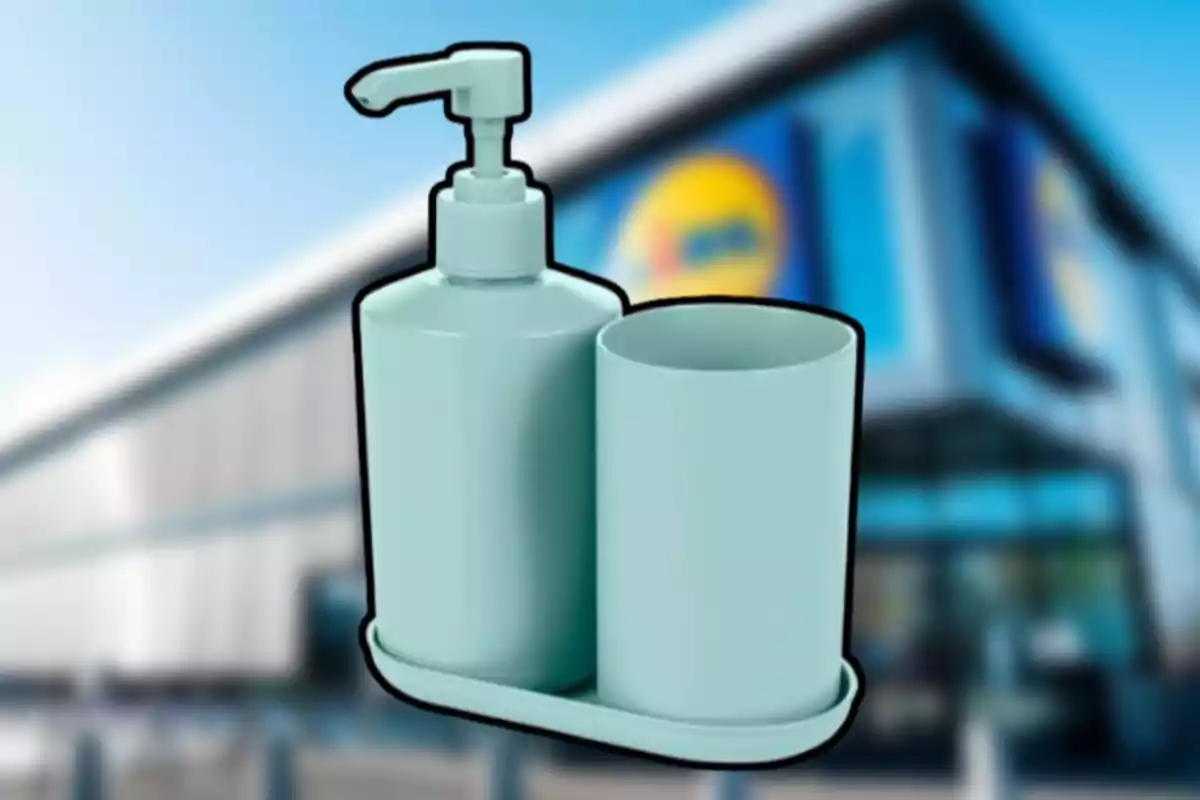 Un dispensador de jabón y un vaso de color azul claro sobre un fondo desenfocado de un edificio. Un dispensador de jabón y un vaso de color azul claro sobre un fondo desenfocado de un edificio.