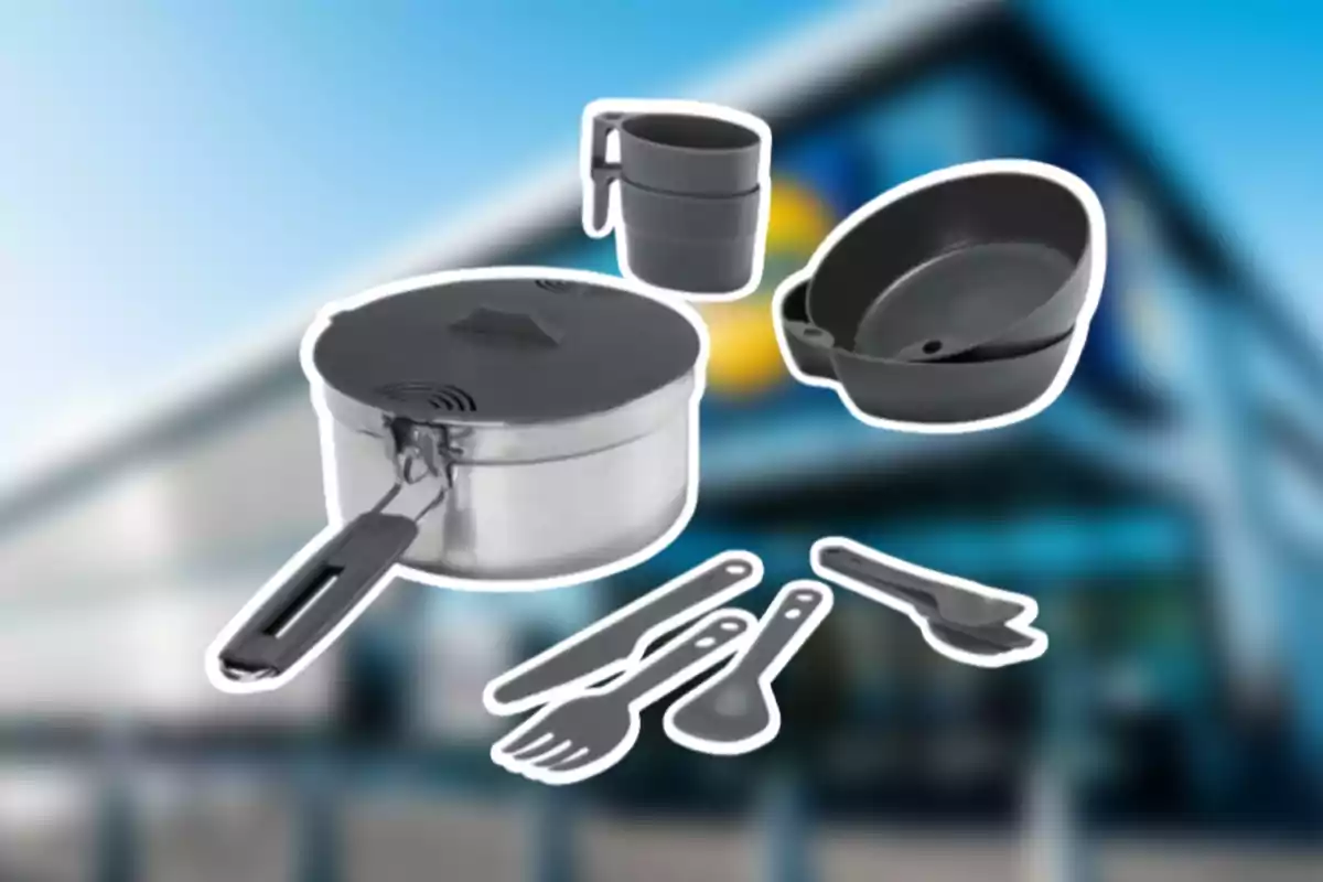 Juego de utensilios de cocina portátil con olla, tazas, platos y cubiertos sobre un fondo desenfocado. Juego de utensilios de cocina portátil con olla, tazas, platos y cubiertos sobre un fondo desenfocado.
