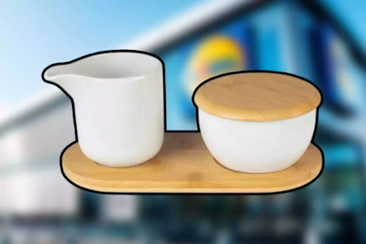 Set de cerámica blanca con bandeja y tapa de madera sobre un fondo desenfocado de supermercado Set de cerámica blanca con bandeja y tapa de madera sobre un fondo desenfocado de supermercado