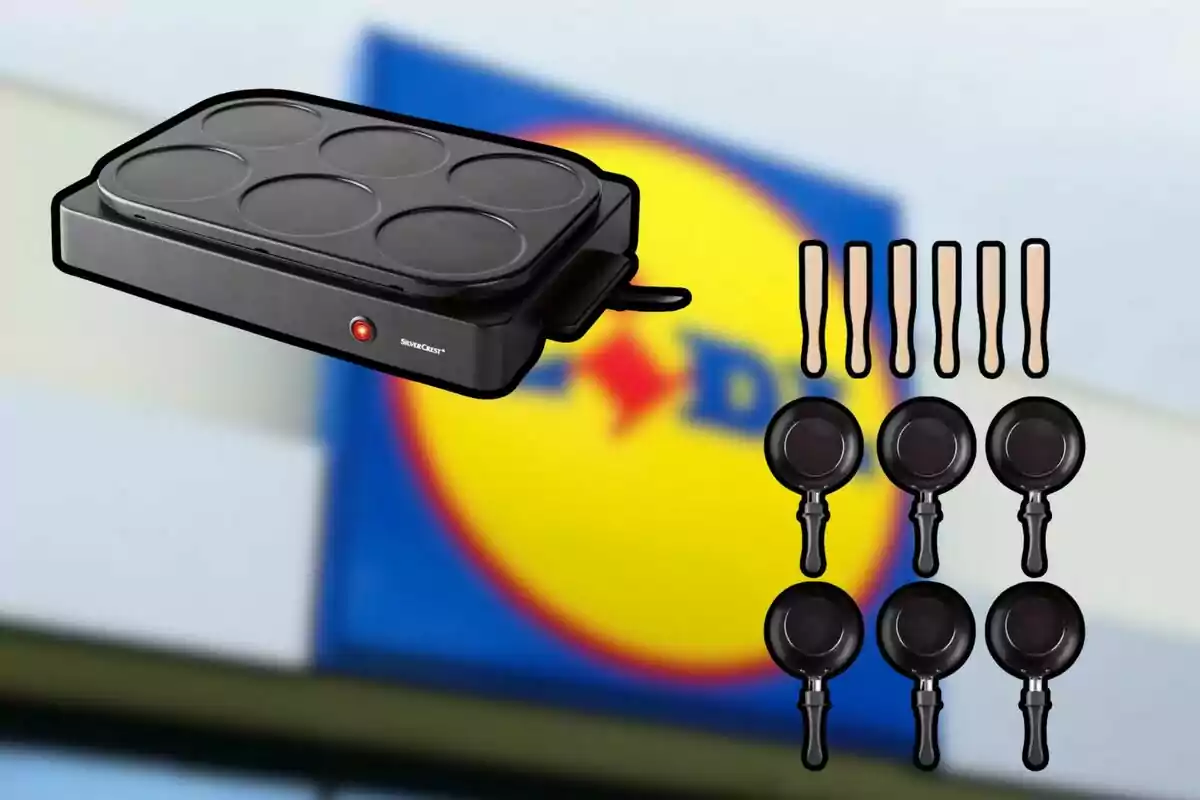 Una crepera eléctrica con seis moldes redondos, seis espátulas de madera y seis sartenes pequeñas frente a un fondo con el logotipo de una tienda. Una crepera eléctrica con seis moldes redondos, seis espátulas de madera y seis sartenes pequeñas frente a un fondo con el logotipo de una tienda.