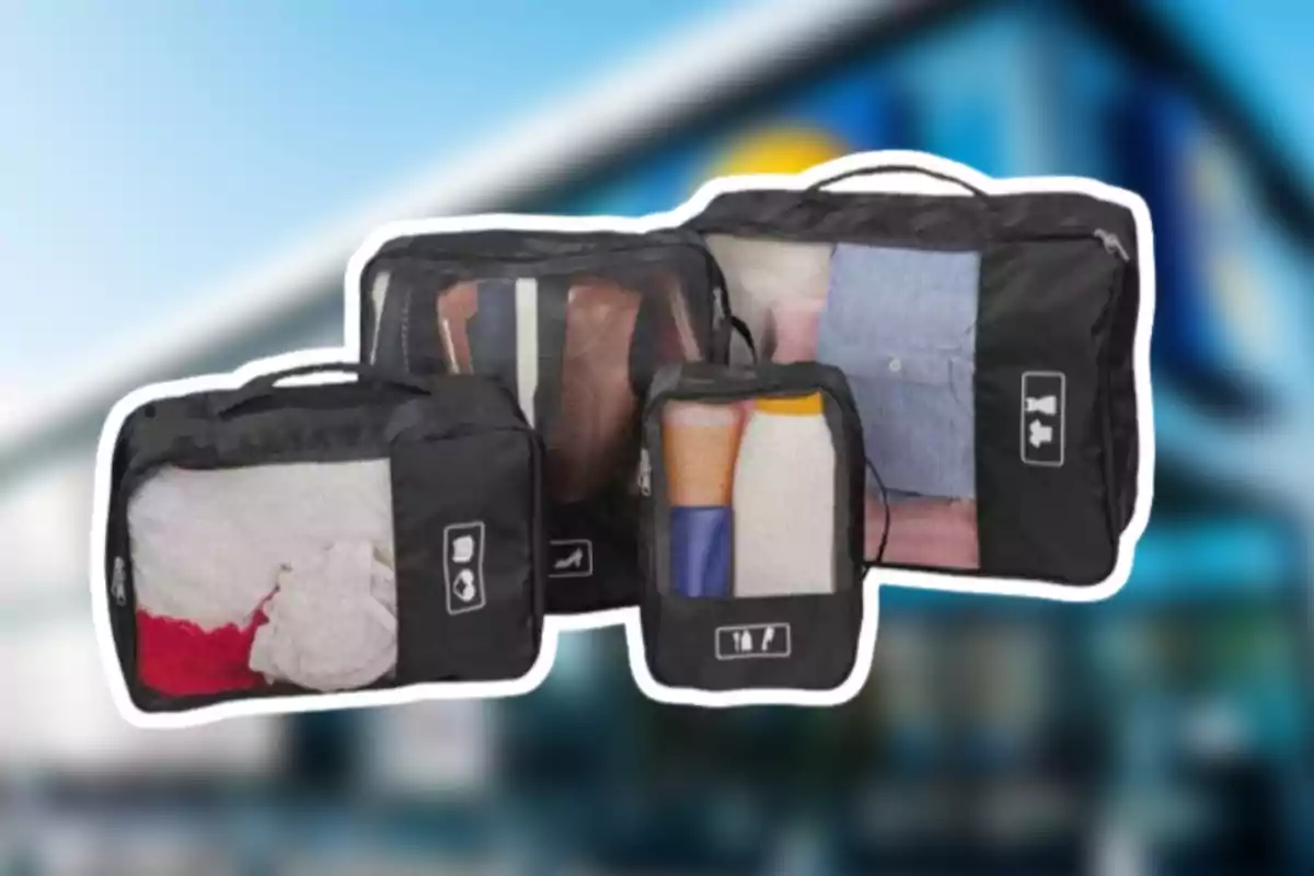 Cuatro organizadores de viaje negros con ropa y artículos de aseo en su interior sobre un fondo desenfocado Cuatro organizadores de viaje negros con ropa y artículos de aseo en su interior sobre un fondo desenfocado