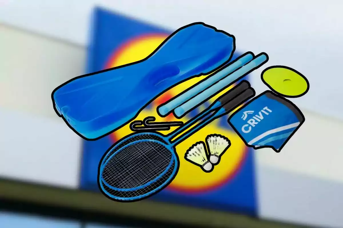 Conjunto de artículos deportivos que incluye una raqueta, volantes de bádminton, postes y una bolsa azul con el logo de Crivit, sobre un fondo desenfocado.