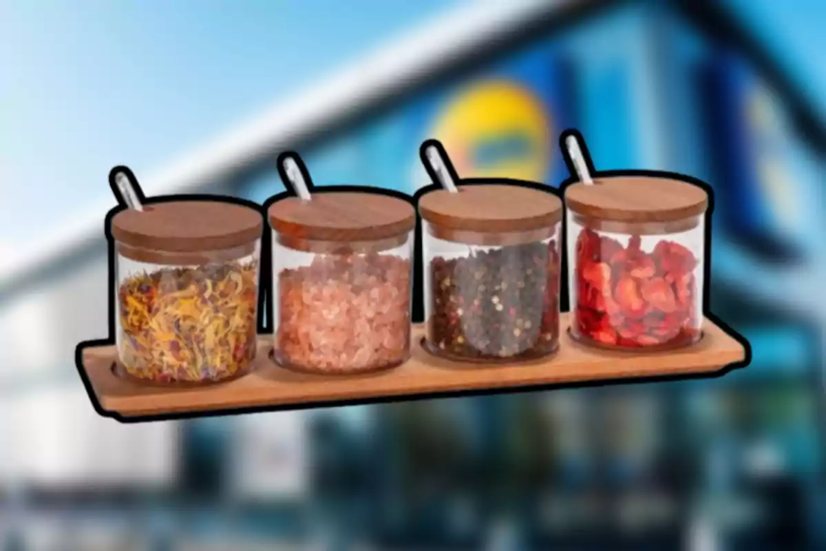 Cuatro frascos de vidrio con tapa de madera y cucharas pequeñas contienen diferentes especias y están organizados sobre una bandeja frente a un fondo desenfocado de una tienda. Cuatro frascos de vidrio con tapa de madera y cucharas pequeñas contienen diferentes especias y están organizados sobre una bandeja frente a un fondo desenfocado de una tienda.