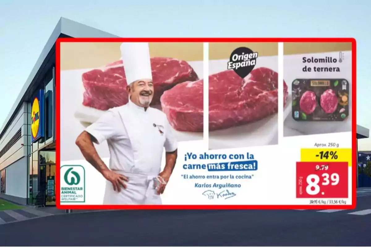 Un cartel publicitario de un supermercado muestra a un chef sonriente junto a piezas de carne de ternera con el texto Un cartel publicitario de un supermercado muestra a un chef sonriente junto a piezas de carne de ternera con el texto