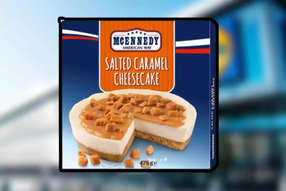 Caja de pastel de queso con caramelo salado de la marca McEnnedy, con una imagen del pastel cubierto de trozos de caramelo sobre un fondo azul. Caja de pastel de queso con caramelo salado de la marca McEnnedy, con una imagen del pastel cubierto de trozos de caramelo sobre un fondo azul.
