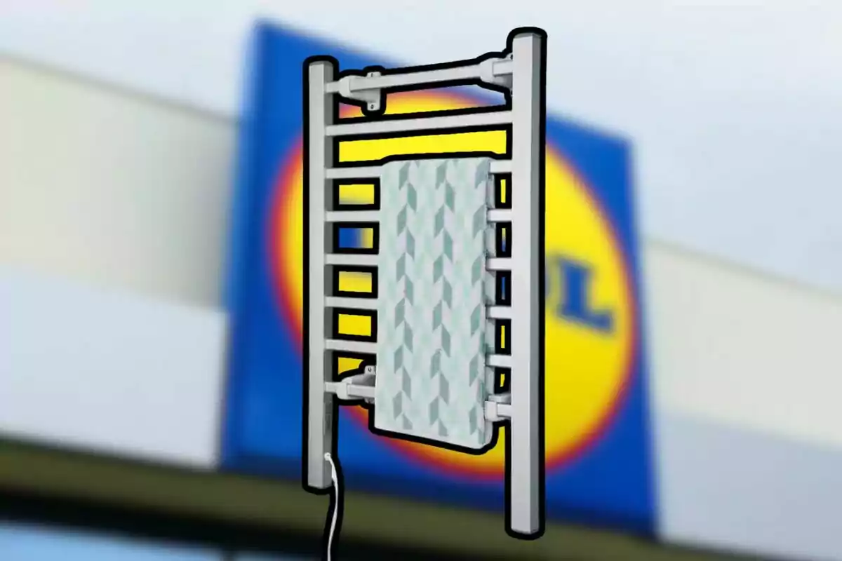 Un radiador de toallas eléctrico con un diseño geométrico en el centro y un fondo borroso de un letrero de supermercado.