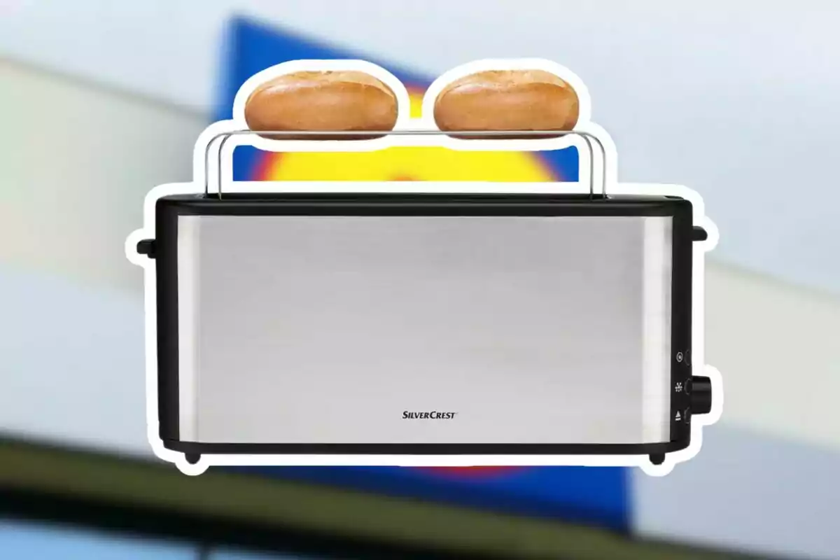 Tostadora plateada con dos panes encima y fondo desenfocado Tostadora plateada con dos panes encima y fondo desenfocado