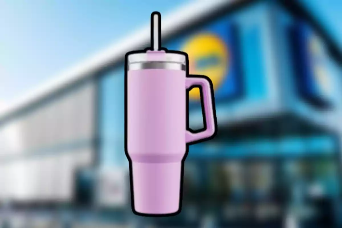 Vaso térmico color lila con tapa y popote frente a una tienda difuminada Vaso térmico color lila con tapa y popote frente a una tienda difuminada