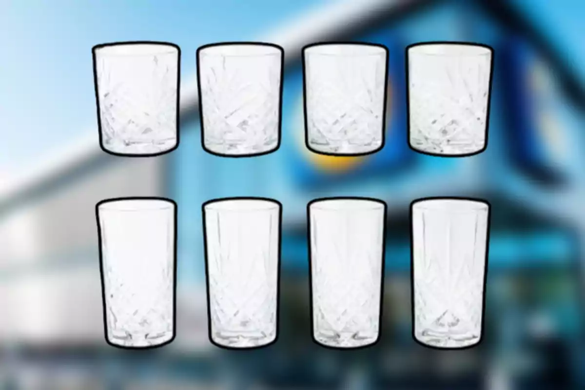 Ocho vasos de cristal con diseño tallado organizados en dos filas sobre un fondo desenfocado Ocho vasos de cristal con diseño tallado organizados en dos filas sobre un fondo desenfocado